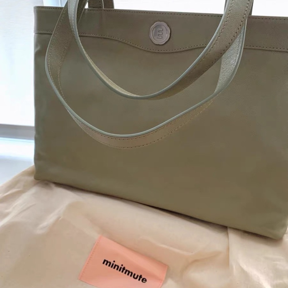 NWOT 100% AUTH Rare Minitmute Korean designer tote bag PALE MINT Italy Leather